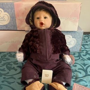 Lee Middleton Doll - Keeping Warm